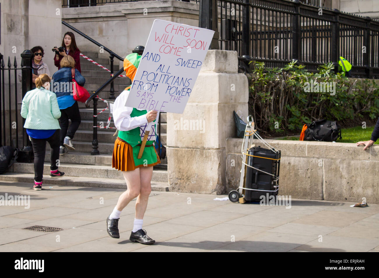 Religiöse Picketer Durchführung eines irischen Tanzes auf dem Trafalgar Square. London, Vereinigtes Königreich. Stockfoto