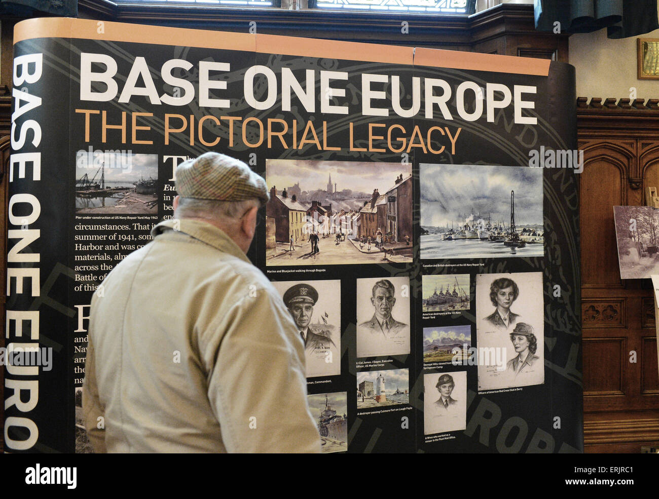 Ältere Menschen besuchen WWII-Ausstellung in der Guildhall, Derry, Londonderry, Nordirland Stockfoto