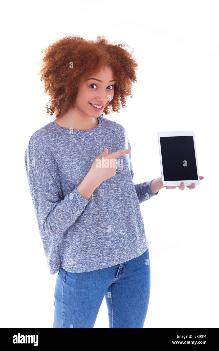 Black African American Studentin hält einen Laptop und zeigt auf dem Bildschirm auf weißem Hintergrund Stockfoto