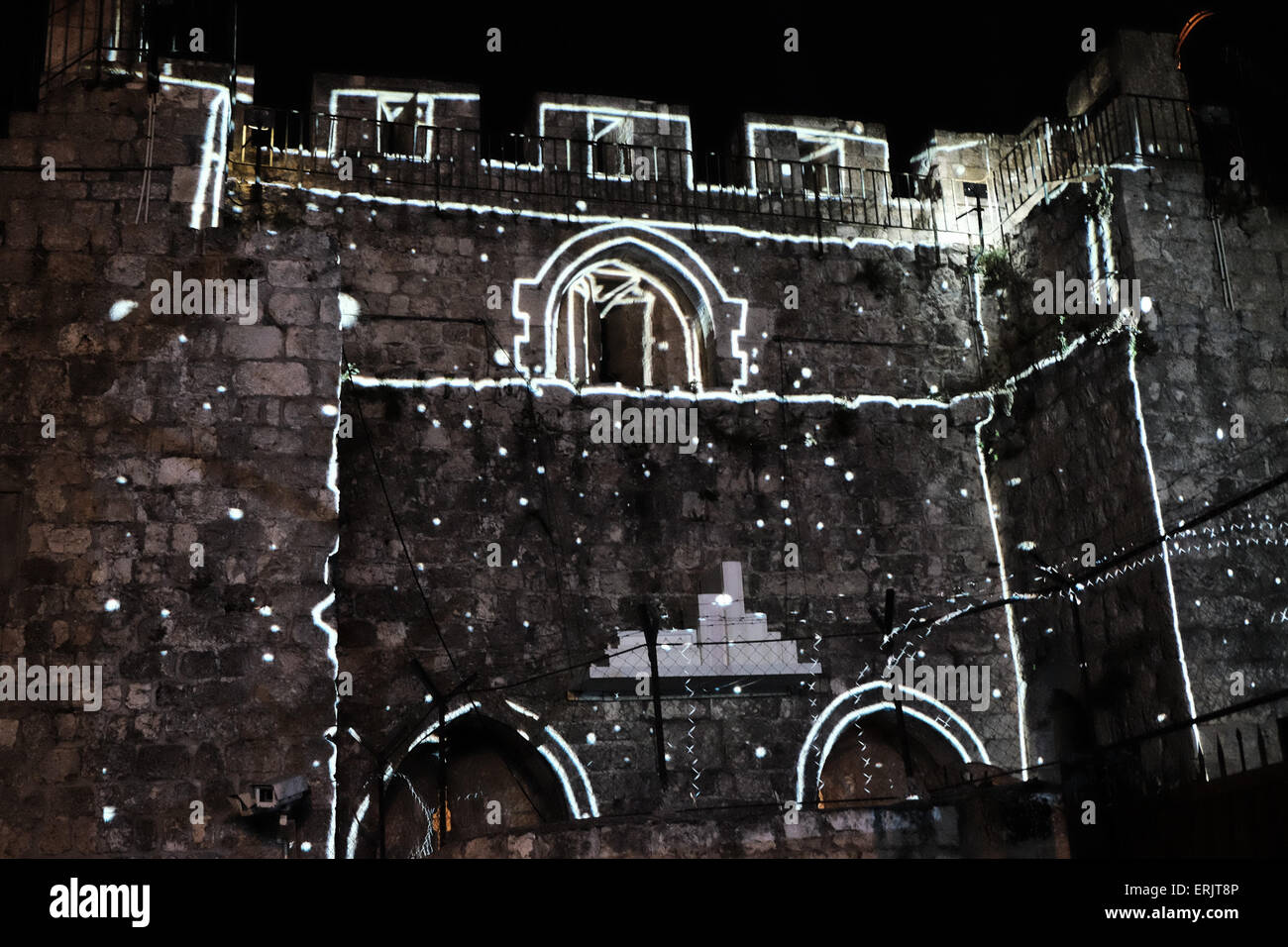 Jerusalem, Israel. 3. Juni 2015. "Haltbarkeit", eine 3D-Anzeige von Lior Bentov von Israel, ist auf der alten Stadtmauer auf der armenischen Patriarchats Straße projiziert. Jerusalem Light Festival eröffnet in der Altstadt. Bildhauer und Designer aus der ganzen Welt nehmen Teil an dem Festival verwandeln die Altstadt in eine riesige Ausstellung von Bild und Ton. Bildnachweis: Nir Alon/Alamy Live-Nachrichten Stockfoto