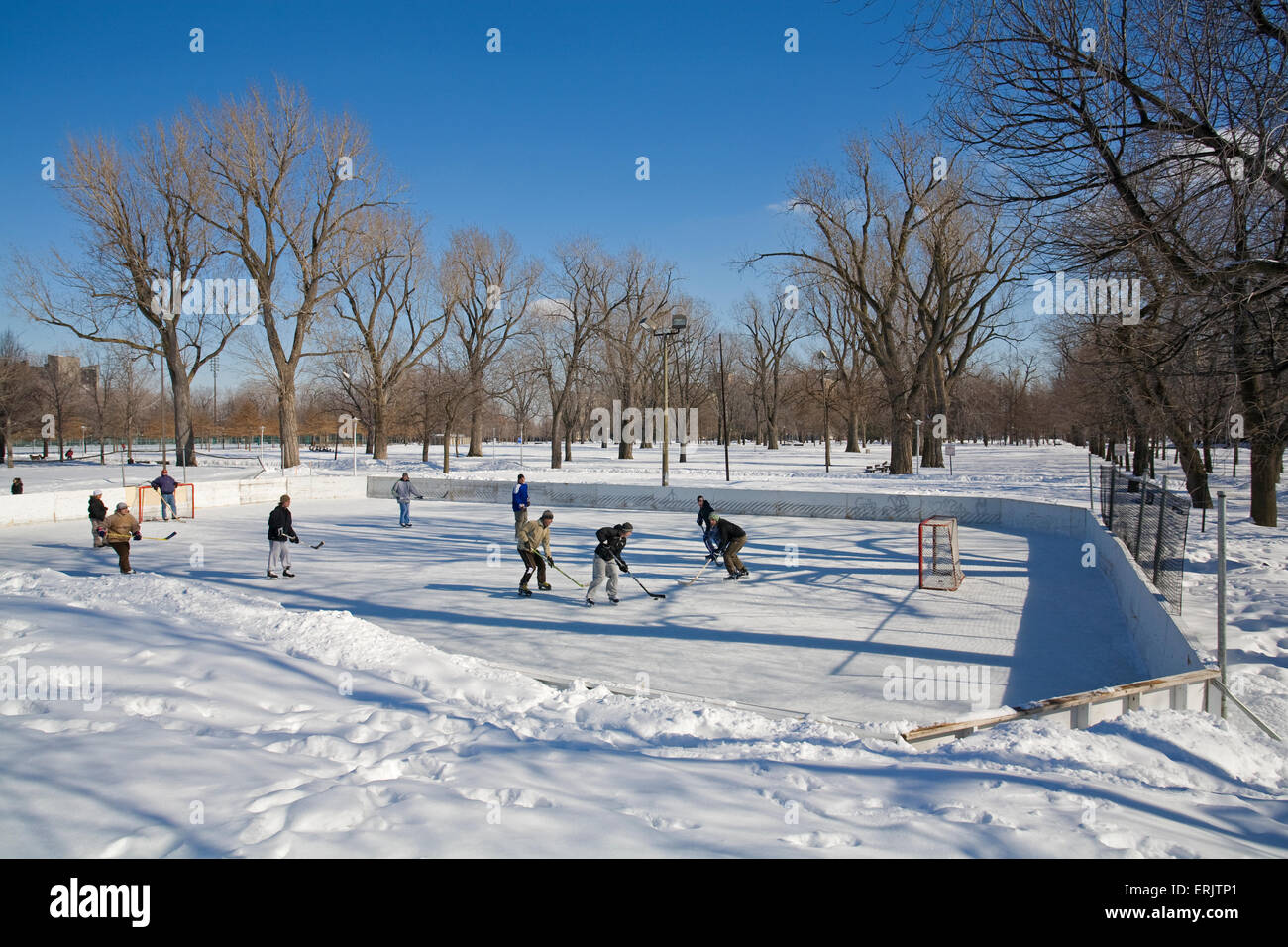 Menschen spielen Eishockey In einem Park Stockfoto