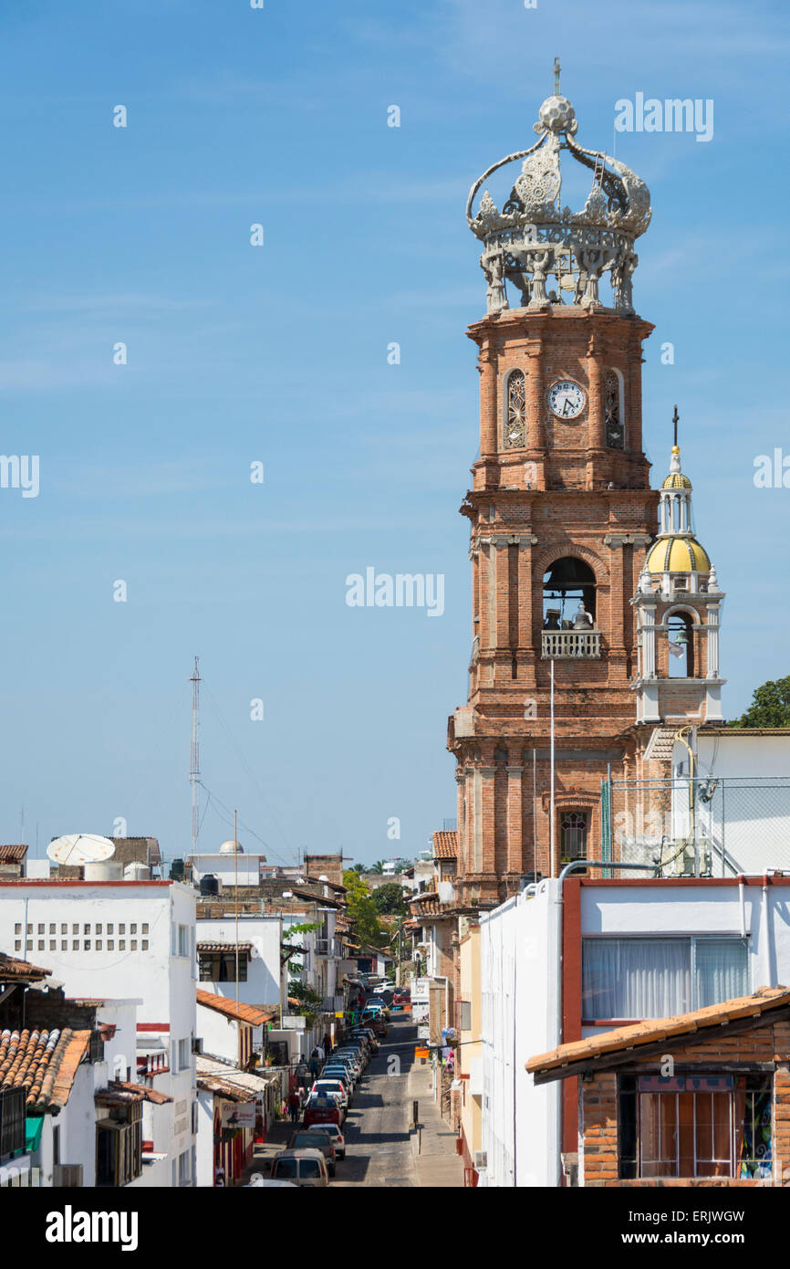 Blick auf Kathedrale unserer Dame von Guadalupe von der Dachterrasse des Hotel Catedral in Puerto Vallarta, Jalisco, Mexiko. Stockfoto