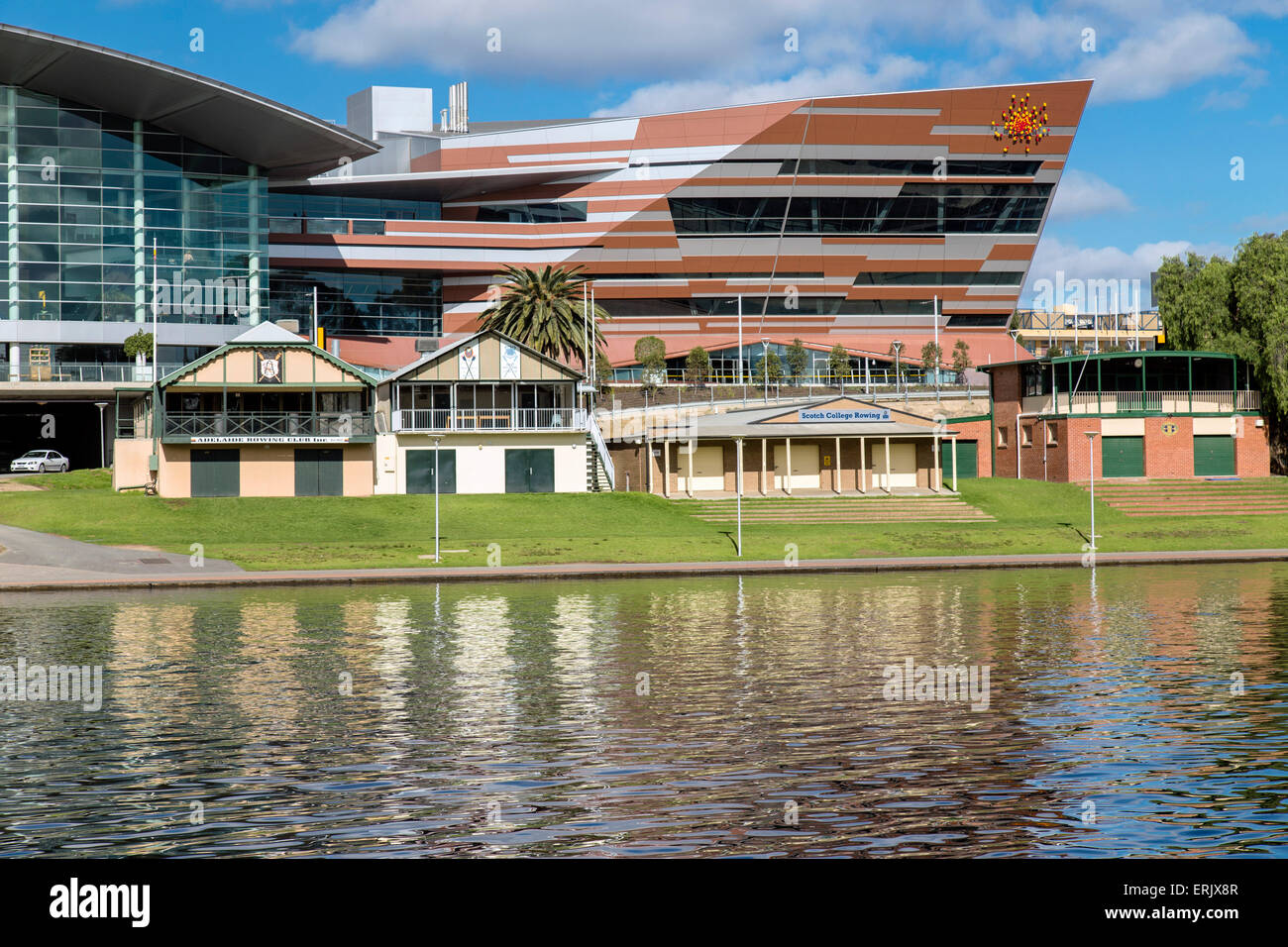 Adelaide Convention Centre und Rudern Club Schuppen Stockfoto