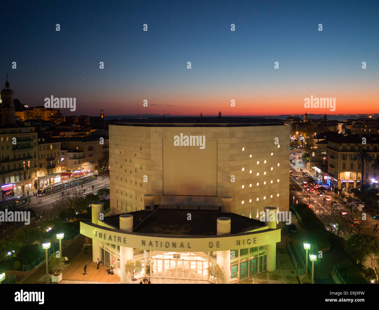Théâtre National de Nice Gebäude gesehen in der Nacht mit der Stadt im Hintergrund Stockfoto