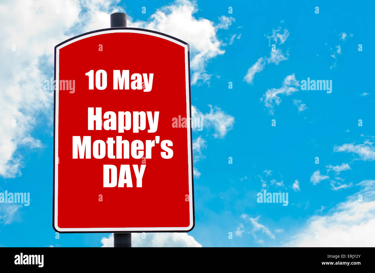 10 kann alles Gute zum Muttertag Gruß geschrieben am roten Schild über blauen Himmelshintergrund isoliert. Stockfoto
