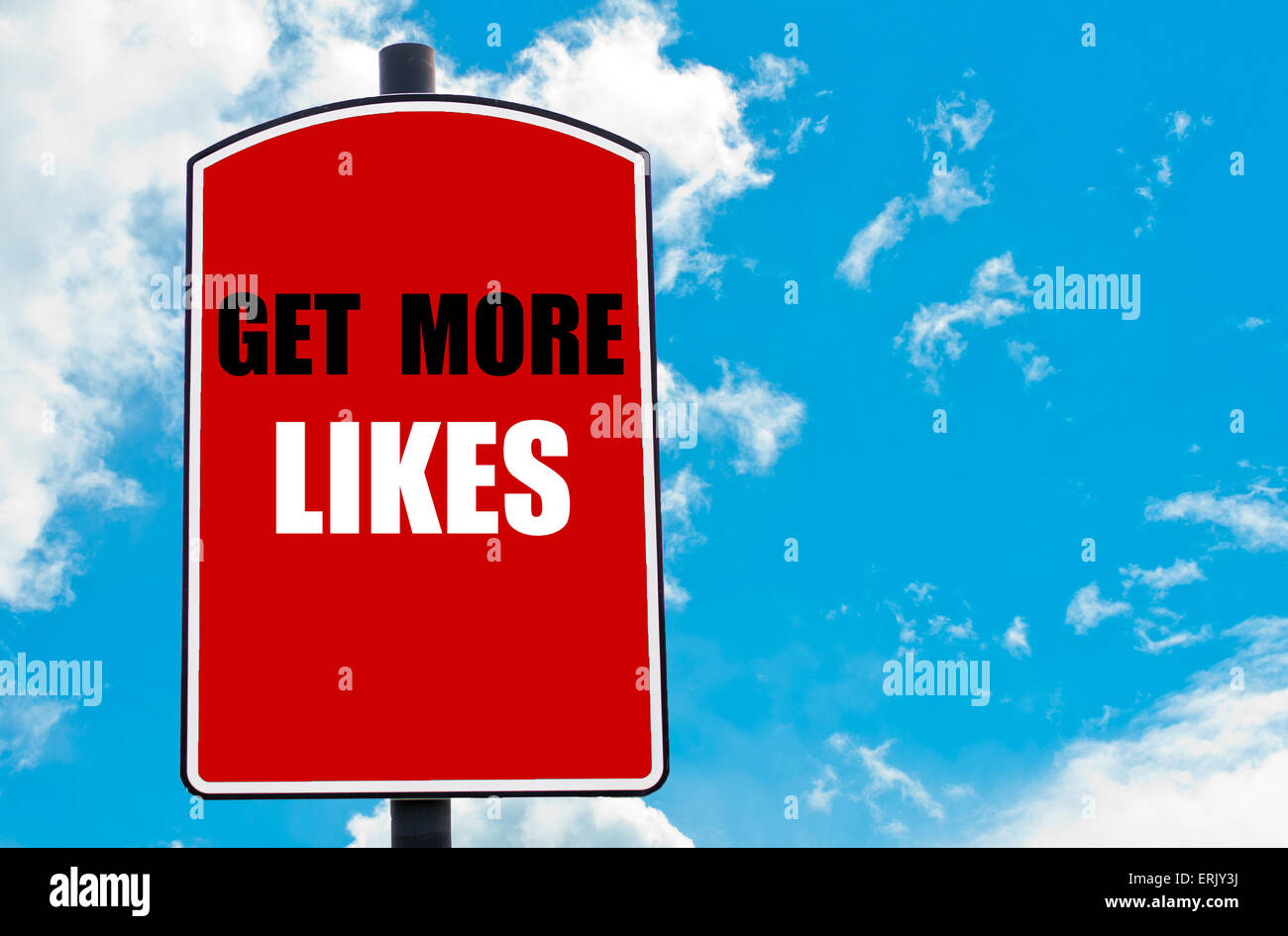 Erhalten Sie mehr mag motivierenden Zitat geschrieben am roten Schild über blauen Himmelshintergrund isoliert Stockfoto