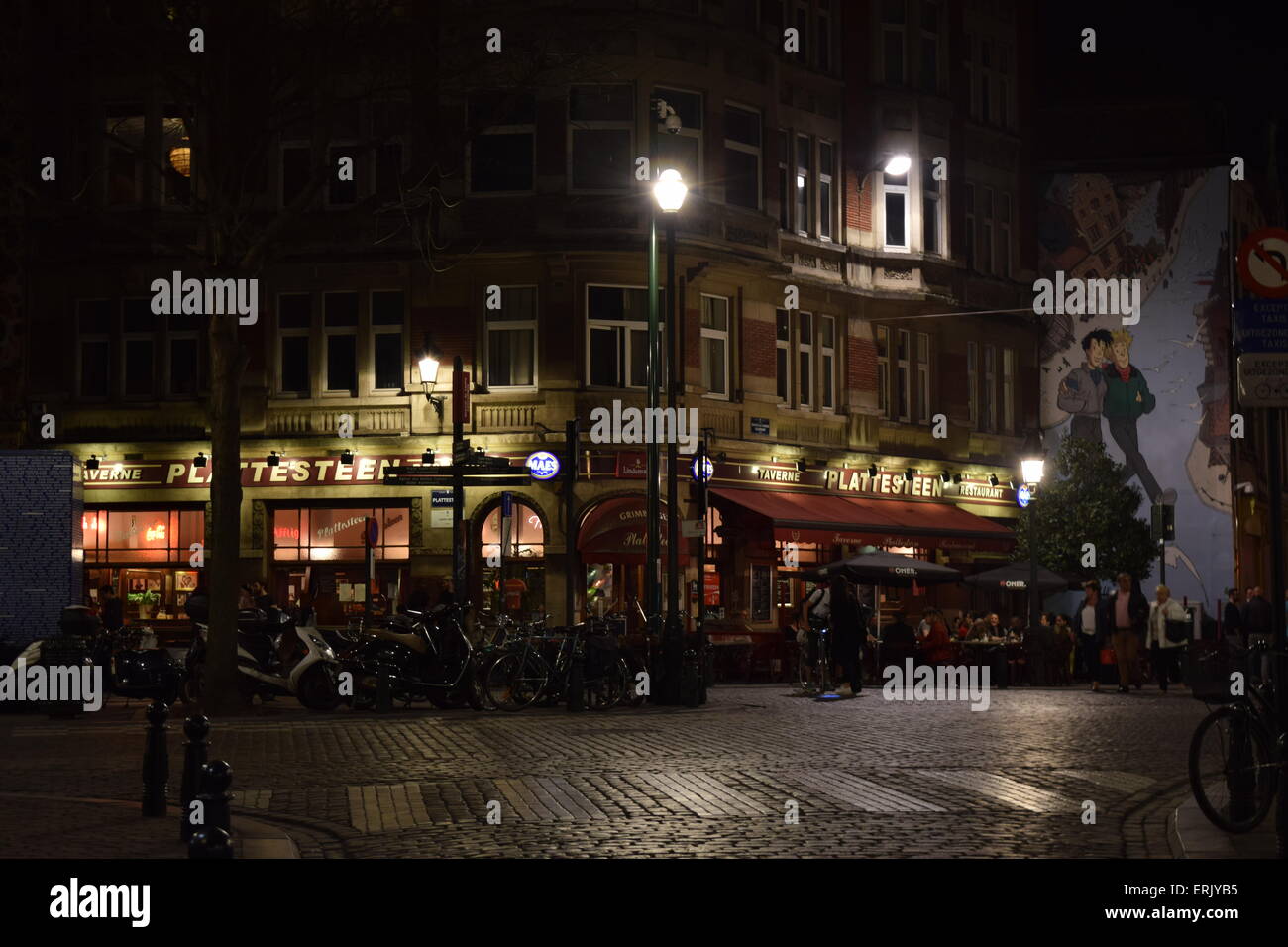 Café in der Nacht in Brüssel, Belgien Stockfoto