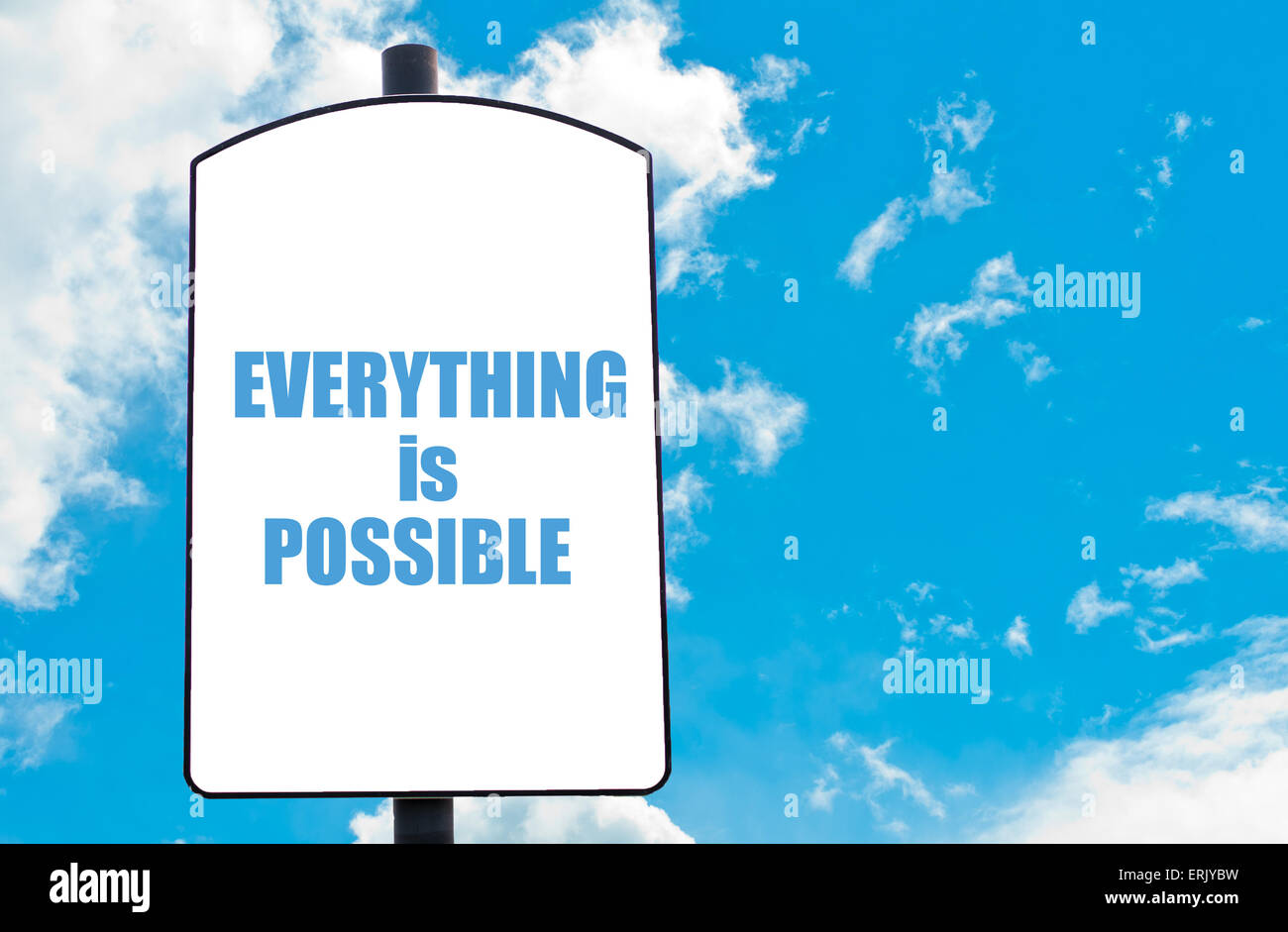 Alles ist möglich motivierenden Zitat geschrieben am weißen Schild über blauen Himmelshintergrund isoliert. Konzept-Bild mit verfügbaren Textfreiraum Stockfoto