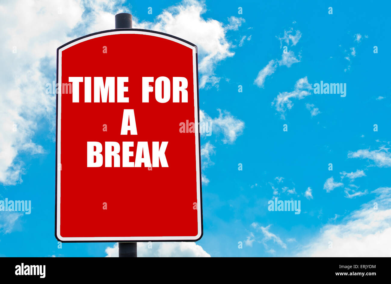 Zeit für eine Pause geschrieben am roten Schild über blauen Himmelshintergrund isoliert. Konzept-Bild mit verfügbaren Textfreiraum Stockfoto