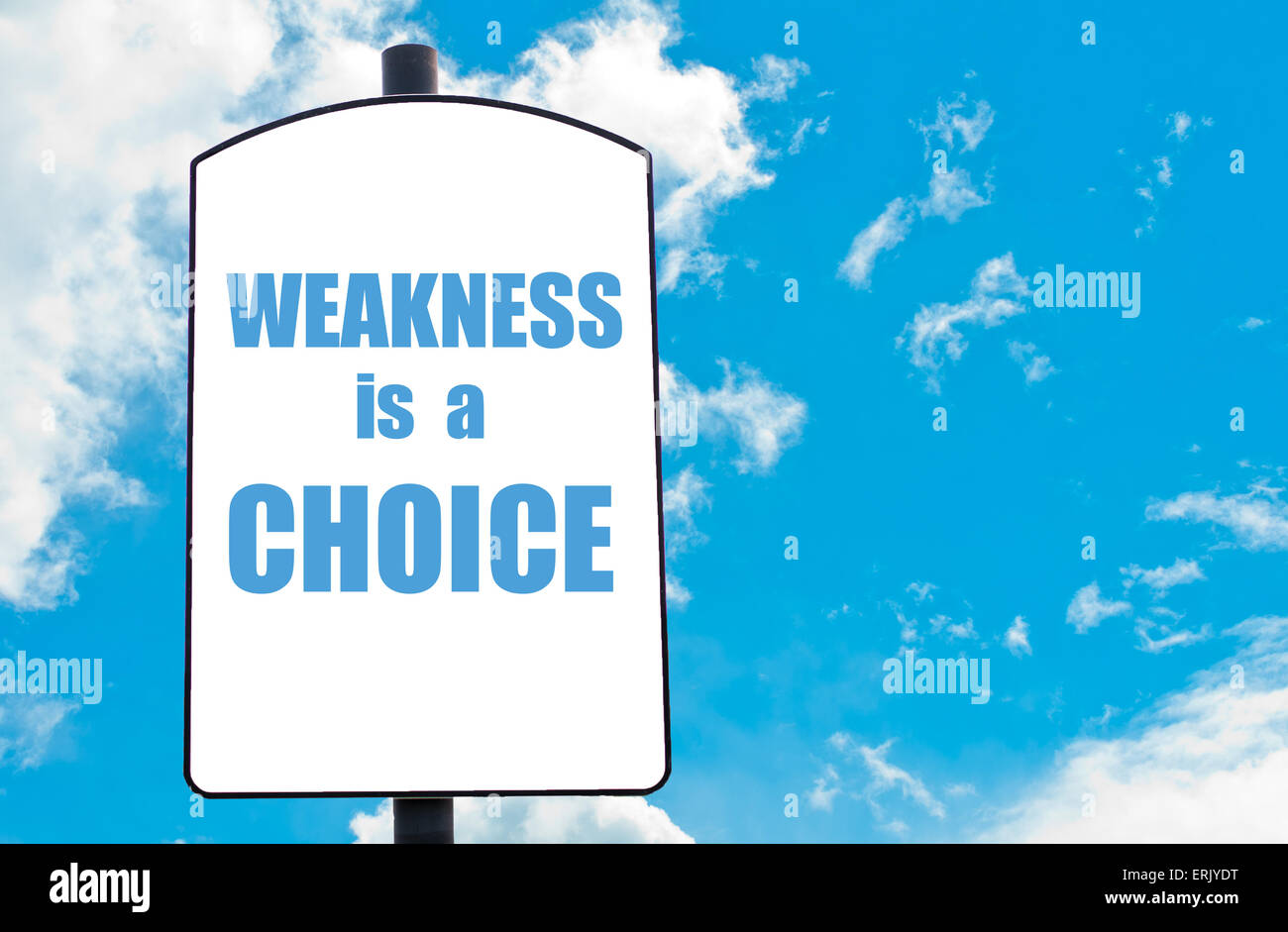 Schwäche ist ein Choice motivierenden Zitat geschrieben am weißen Schild über blauen Himmelshintergrund isoliert. Konzept-Bild mit verfügbaren Textfreiraum Stockfoto