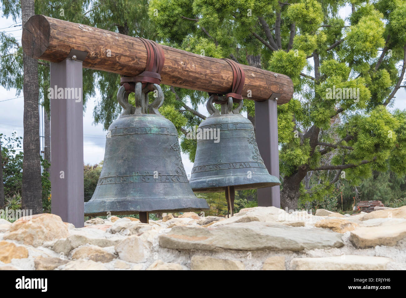 Alte Mission Bells bei "Mission San Juan Capistrano" mit Ruinen, Museum und Rehabilitation im Gange. Stockfoto