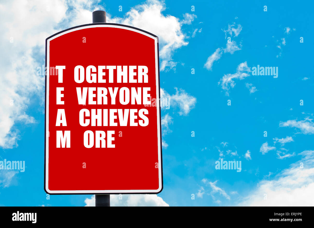 Zusammen alle erreicht mehr motivierende Zitat geschrieben am roten Schild über blauen Himmelshintergrund isoliert. Stockfoto