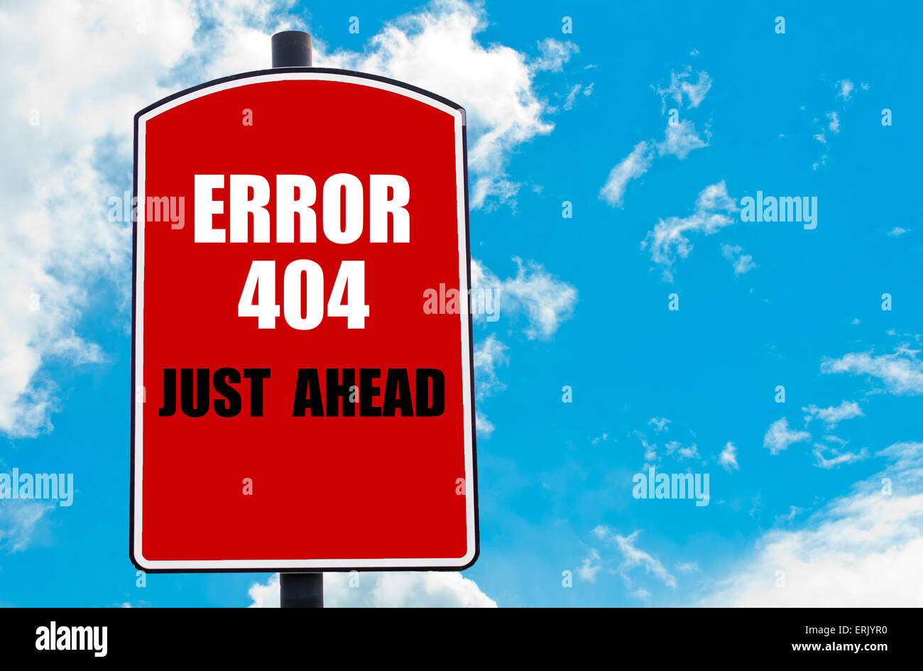 Fehler 404 direkt vor Ihnen geschrieben am roten Schild über blauen Himmelshintergrund isoliert. Konzept-Bild mit verfügbaren Textfreiraum Stockfoto