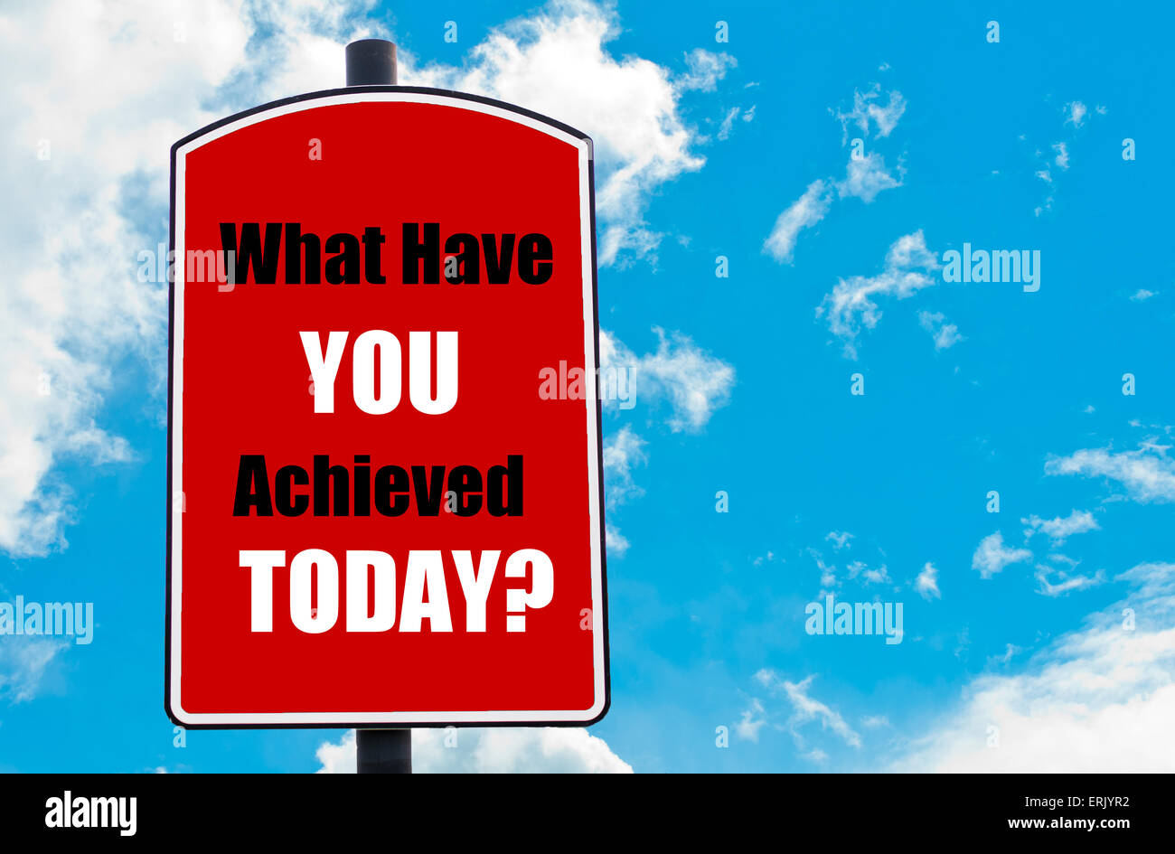 Was haben Sie heute erreicht? motivierenden Zitat geschrieben am roten Schild über blauen Himmelshintergrund isoliert. Stockfoto