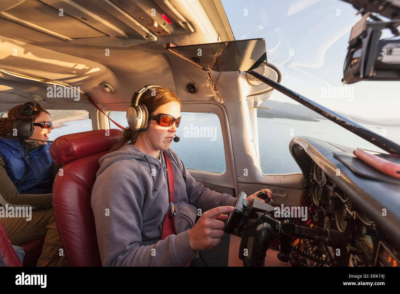 Weibliche Buschpilot im Kachemak Bay State Park, Yunan Alaska fliegen. Stockfoto