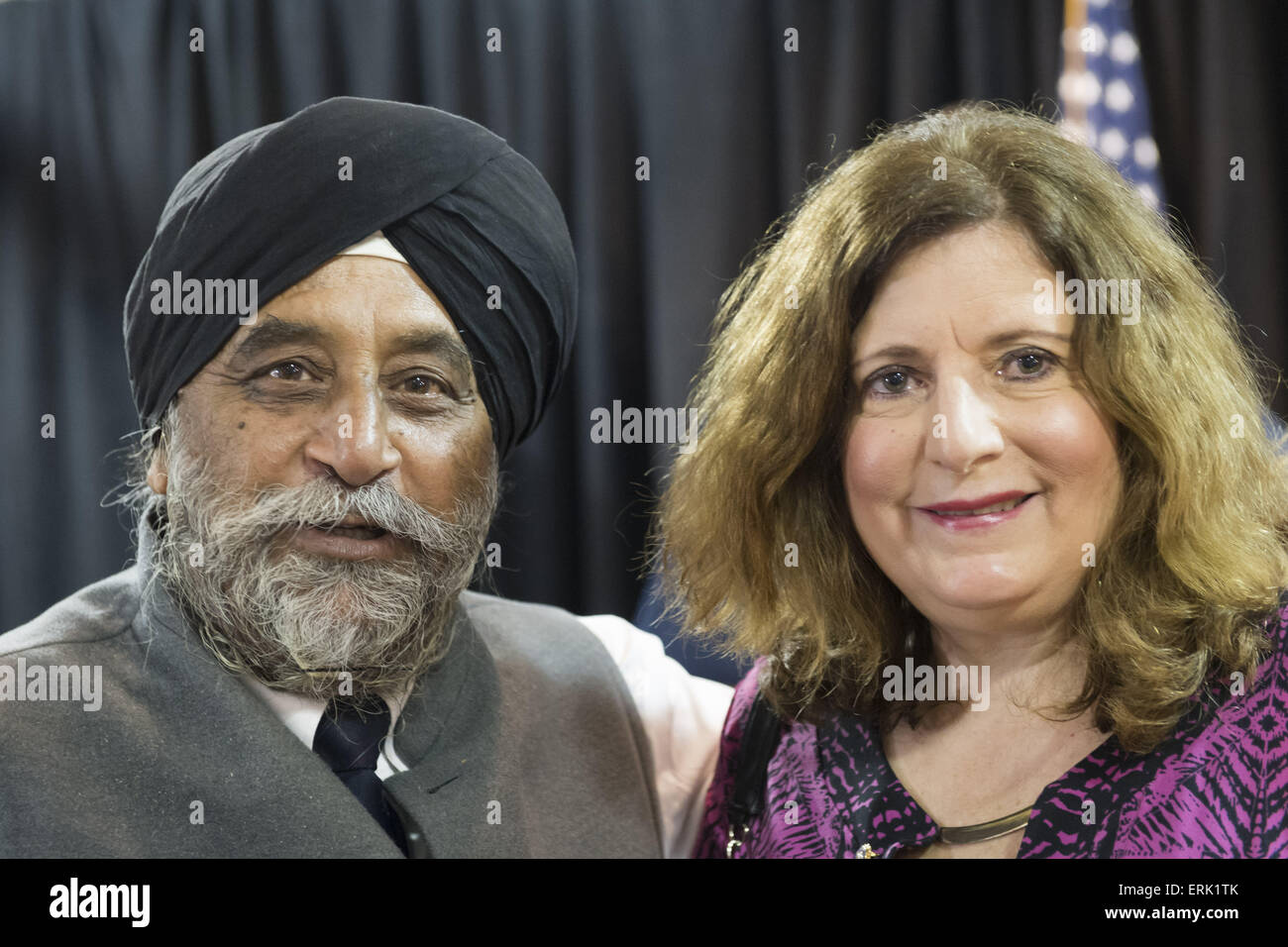 Seaford, New York, USA. 3. Juni 2015. MOHINDER SINGH TANEJA von Salisbury, ein Sikh und indische Gemeinschaft Fürsprecher und MARIA BRENNAN von Wantagh, posieren für ein Foto auf einer Veranstaltung, die Erweiterung der NY Grundsteuer GAP unterstützen. Früher, eingeführt Brennan den Gouverneur, nachdem sie zum Publikum sprach über wie, vor Steuer GAP, ihre Steuern um 10 % in einem Jahr, und wie hoch die Steuern sind ein Anliegen, Familienmitglieder sie sie in Long Island beitreten möchten. Bei der Zweiparteien-Veranstaltung in der Knights Of Columbus Hall forderte über hundert Bereich Bewohner und Beamten und der Gouverneur, Ausweitung der pr Stockfoto