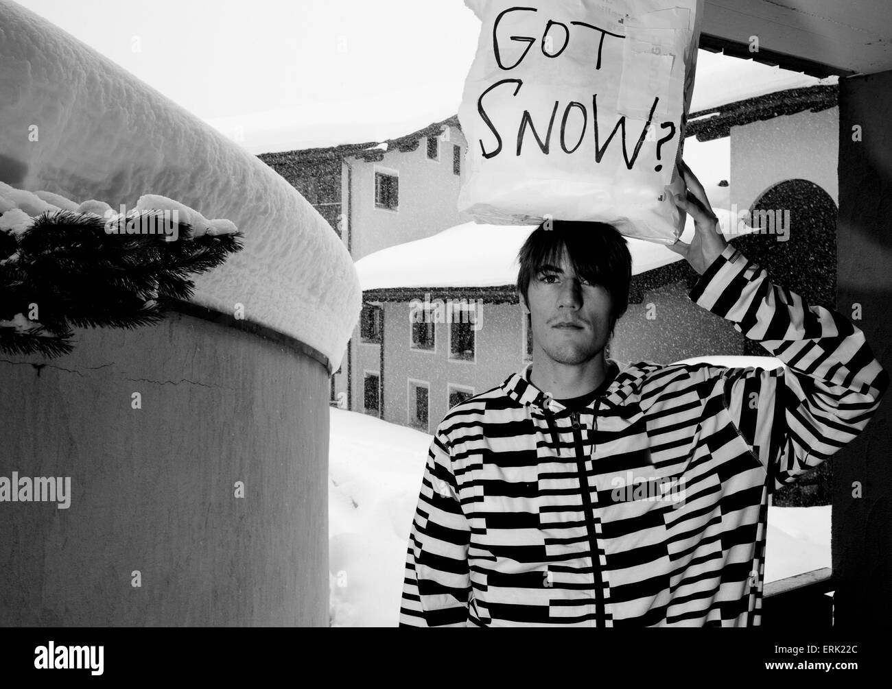 Ein junger Mann hält eine handschriftlichen Zeichen Fragen haben Schnee?; St. Mortitz, Schweiz Stockfoto