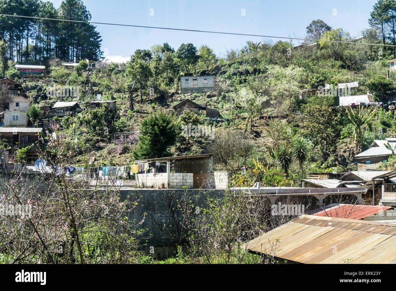 malerische Cluster der Betonklotz Häuser mit Wellpappe Blechdächern auf Hügel mit Blick auf die Hauptstraße nach Ocosingo Chiapas Stockfoto
