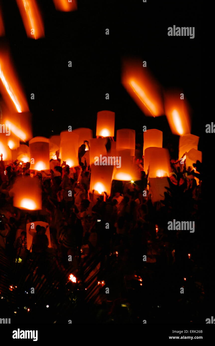 Borobudur, Java, Indonesien, 2. Juni 2015. Laternen werden in den Himmel während Vesak Zeremonie in Borobudur-Tempel, die wichtigste buddhistische Stätte in Indonesien freigegeben. Vesak Zeremonie erinnert an die Geburt, Erleuchtung und Tod von Gautama Buddha Credit: Davide Vadala / Alamy Live News Stockfoto