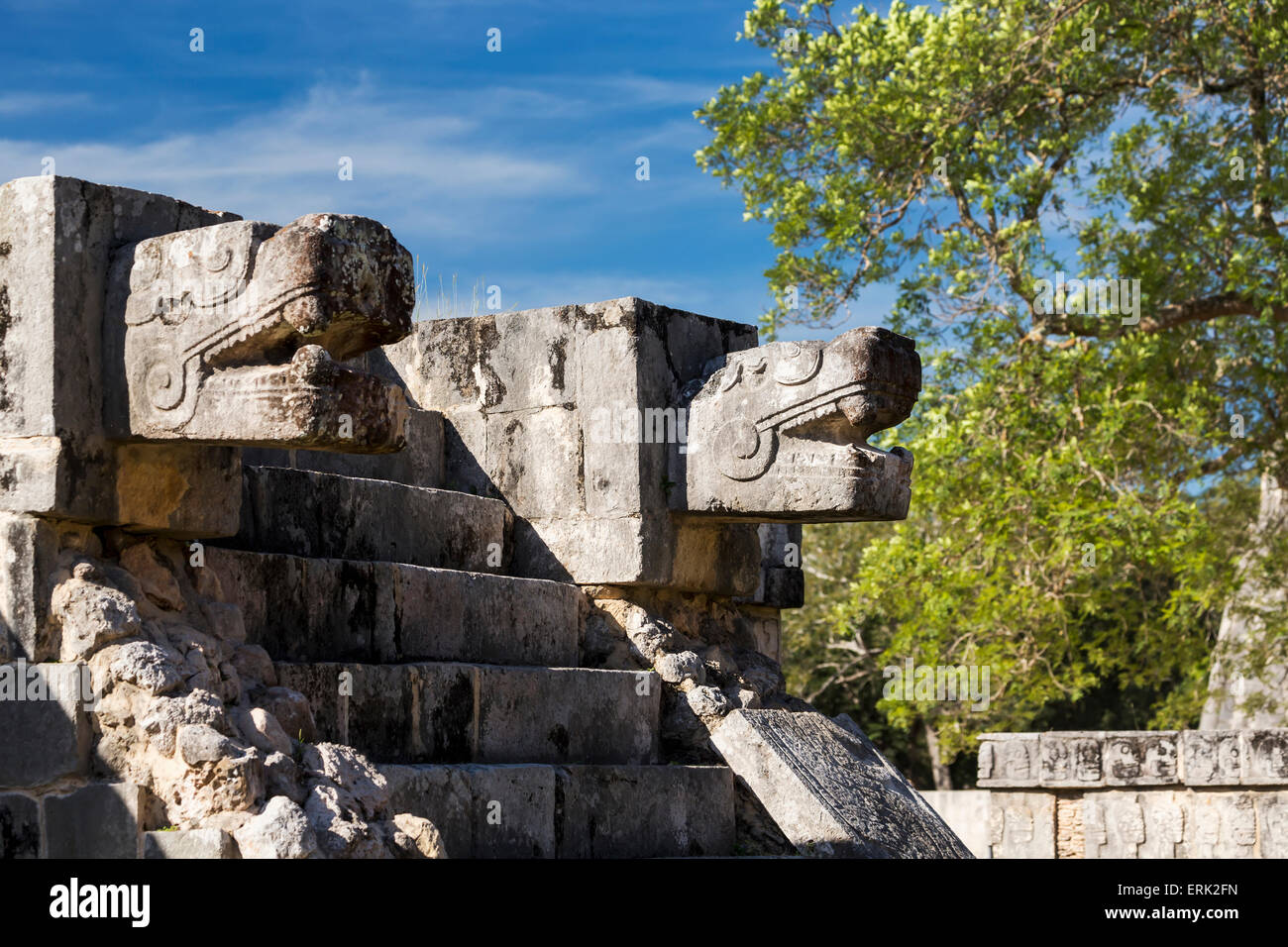 Zwei große antike Maya-Stein geschnitzt Jaguar Köpfe über Steintreppen zu einer Plattform mit blauer Himmel; Chichen Itza, Yucatan, Mexiko Stockfoto