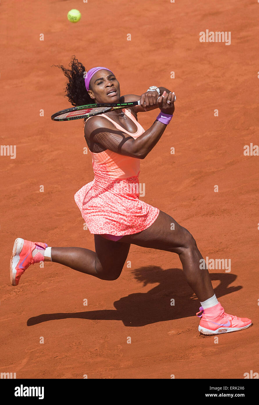 Paris. 3. Juni 2015. Serena Williams aus den USA gibt den Ball, Sara Errani Italiens während der Frauen Einzel Viertelfinale beim 2015 Französisch Open Tennisturnier in Paris, Frankreich am 3. Juni 2015 zurück. Serena Williams gewann mit 2: 0 und war für das Halbfinale qualifiziert. Bildnachweis: Chen Xiaowei/Xinhua/Alamy Live-Nachrichten Stockfoto