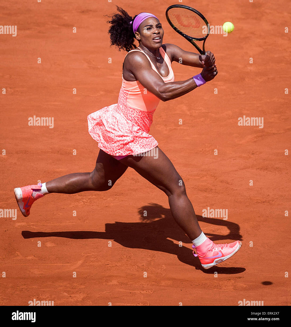 Paris. 3. Juni 2015. Serena Williams aus den USA gibt den Ball, Sara Errani Italiens während der Frauen Einzel Viertelfinale beim 2015 Französisch Open Tennisturnier in Paris, Frankreich am 3. Juni 2015 zurück. Serena Williams gewann mit 2: 0 und war für das Halbfinale qualifiziert. Bildnachweis: Chen Xiaowei/Xinhua/Alamy Live-Nachrichten Stockfoto