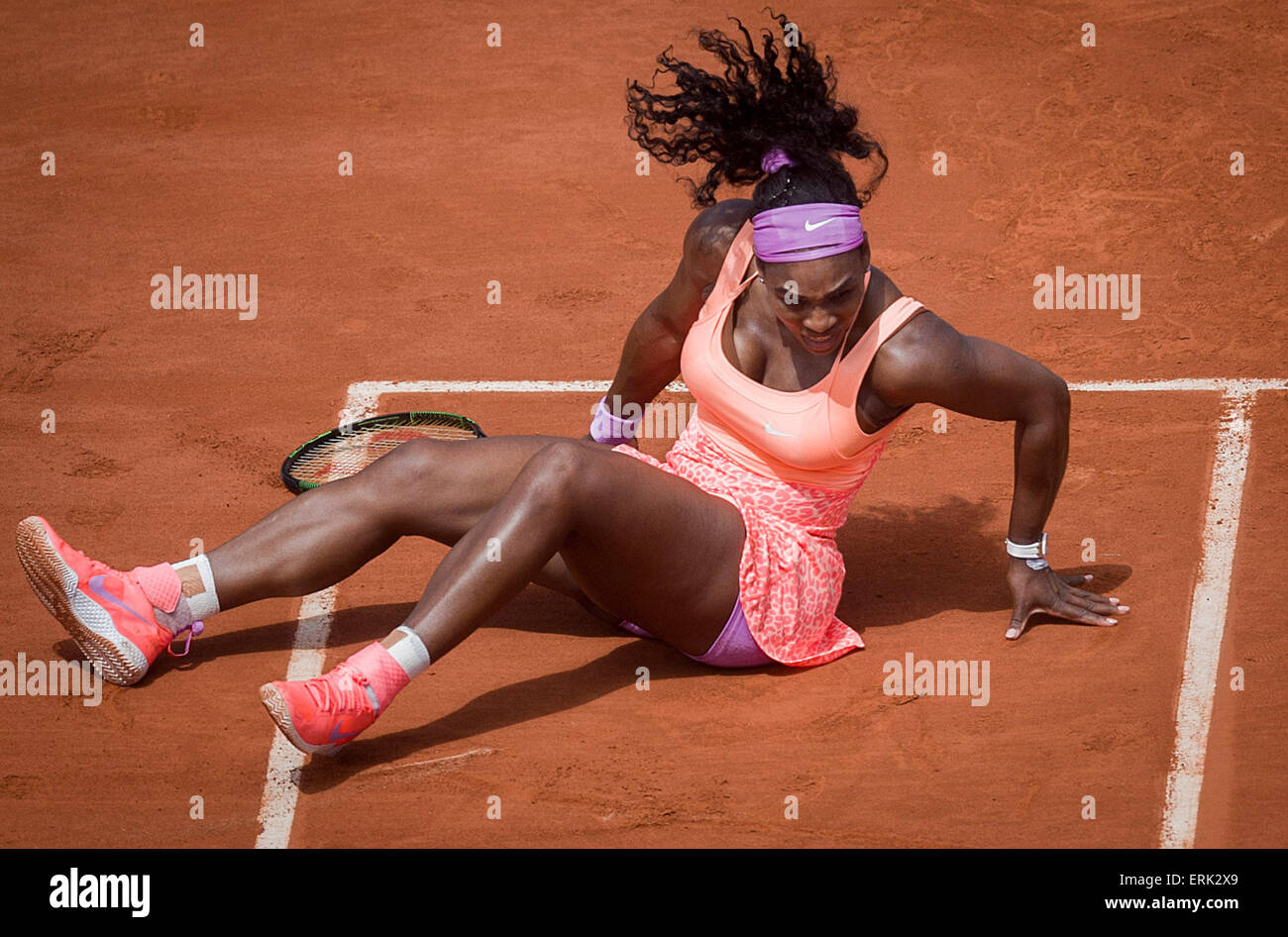 Paris. 3. Juni 2015. Serena Williams aus den USA stürzt während der Frauen Einzel Viertelfinale gegen Sara Errani Italiens im Jahr 2015 Französisch Open Tennisturnier in Paris, Frankreich am 3. Juni 2015. Serena Williams gewann mit 2: 0 und war für das Halbfinale qualifiziert. Bildnachweis: Chen Xiaowei/Xinhua/Alamy Live-Nachrichten Stockfoto