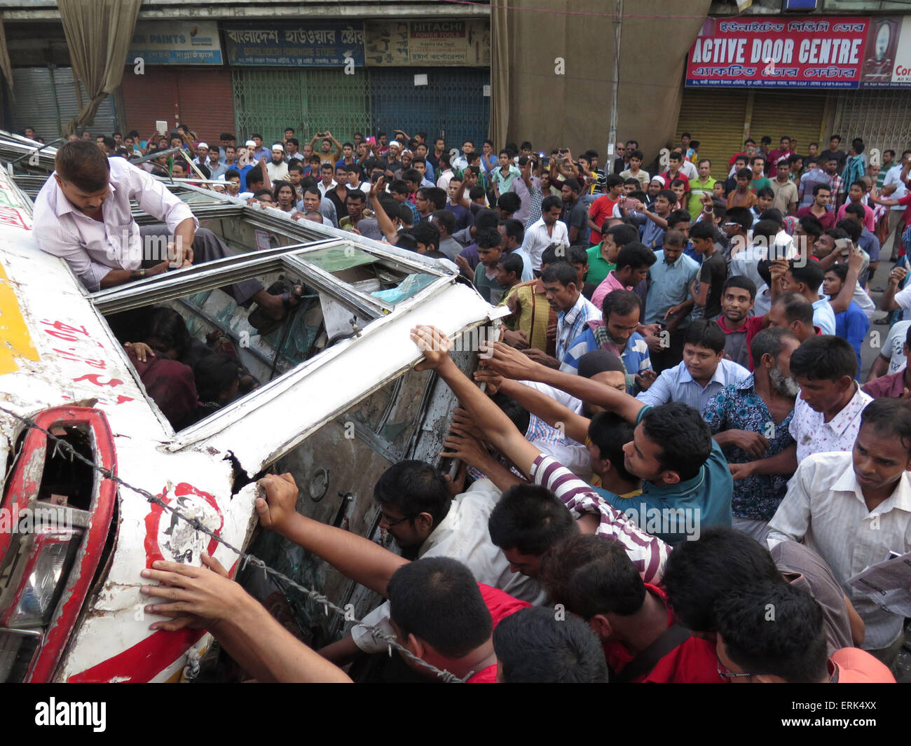 Dhaka, Bangladesch. 3. Juni 2015. Retter arbeitest du an einer Unfallstelle in Dhaka, Bangladesch, 3. Juni 2015. Ein Bus-Helfer wurde getötet und 10 Passagiere wurden verletzt, nachdem ein Bus auf die Seite, beim Versuch gekippt, einen anderen Bus zu entkommen. © Shariful Islam/Xinhua/Alamy Live-Nachrichten Stockfoto