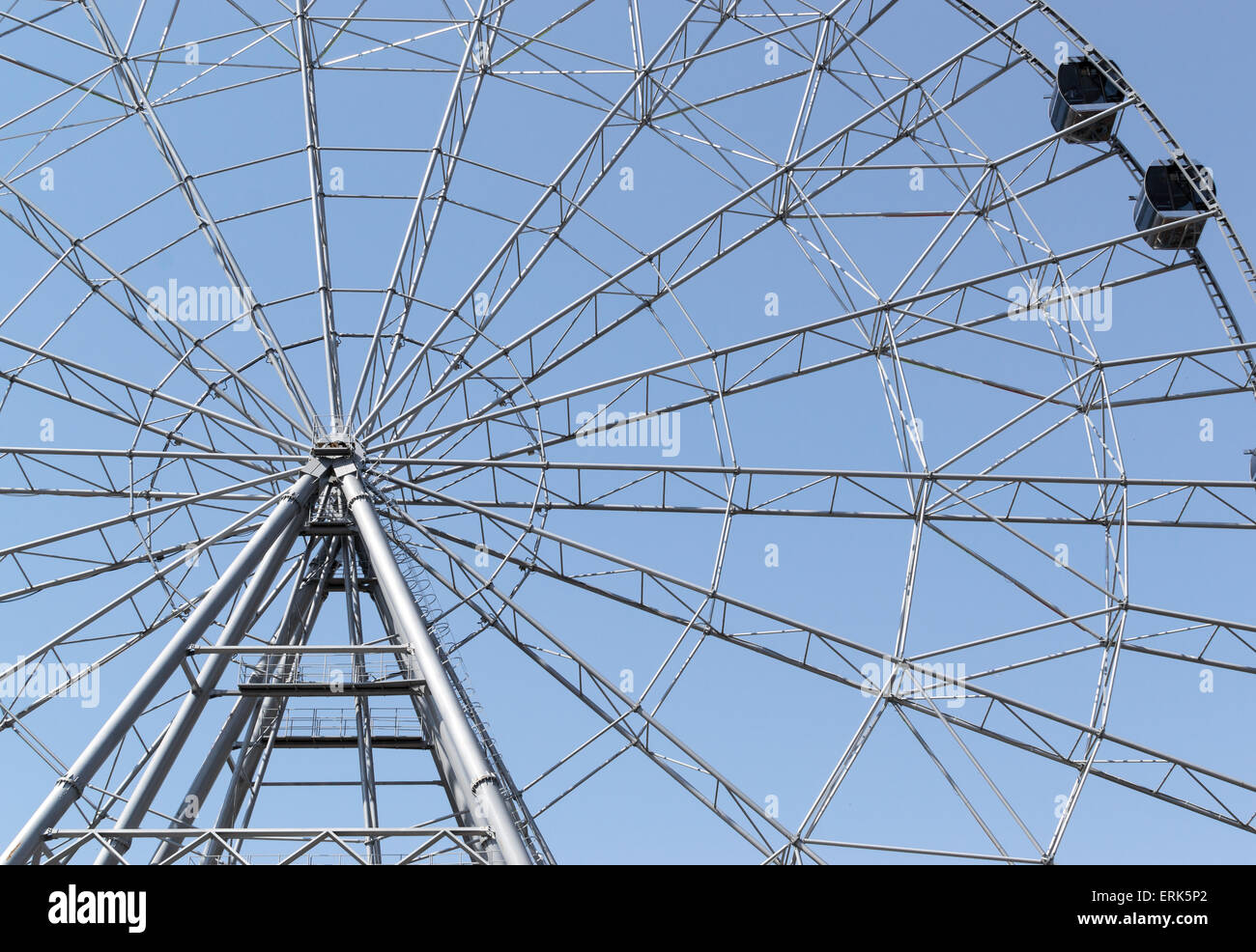 Sommer Ferris Whell in Ufa-Russland gegen einen blauen Himmel ohne Wolken Stockfoto