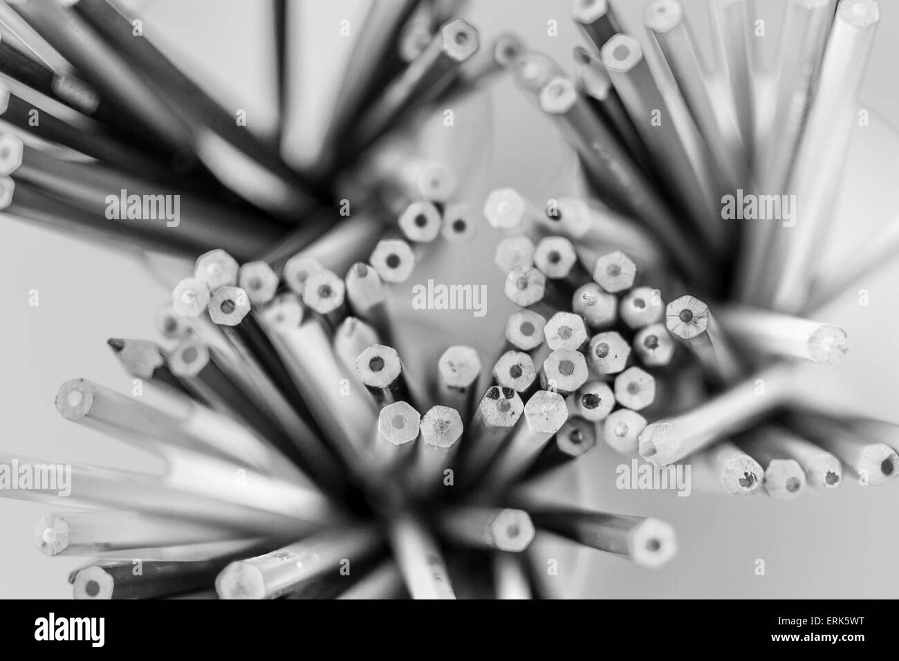Draufsicht der bunten Färbung Bleistifte in Töpfen in schwarz / weiß Stockfoto
