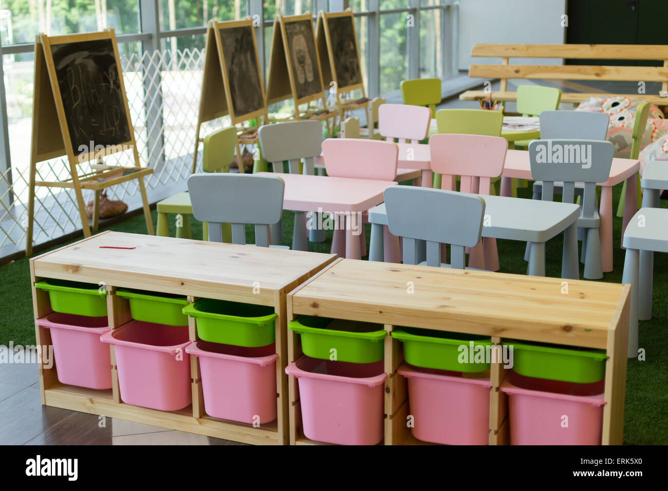 Modernen leer Kindergarten Stühle und Tische mit Tafeln Stockfoto