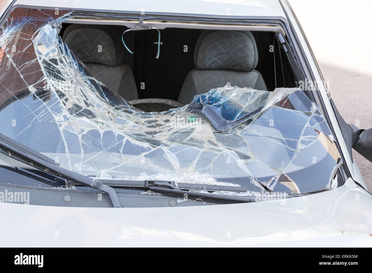 Beschädigte Windschutzscheibe von einem stationären Silber Auto Stockfoto