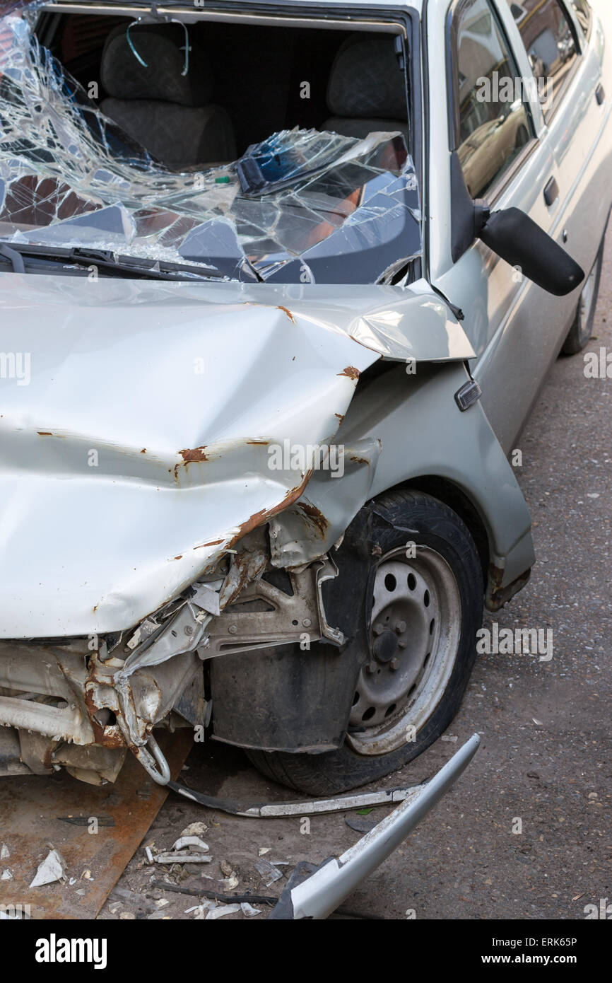 Silberne Auto mit beschädigten Flügel und zertrümmerte Windschutz Stockfoto