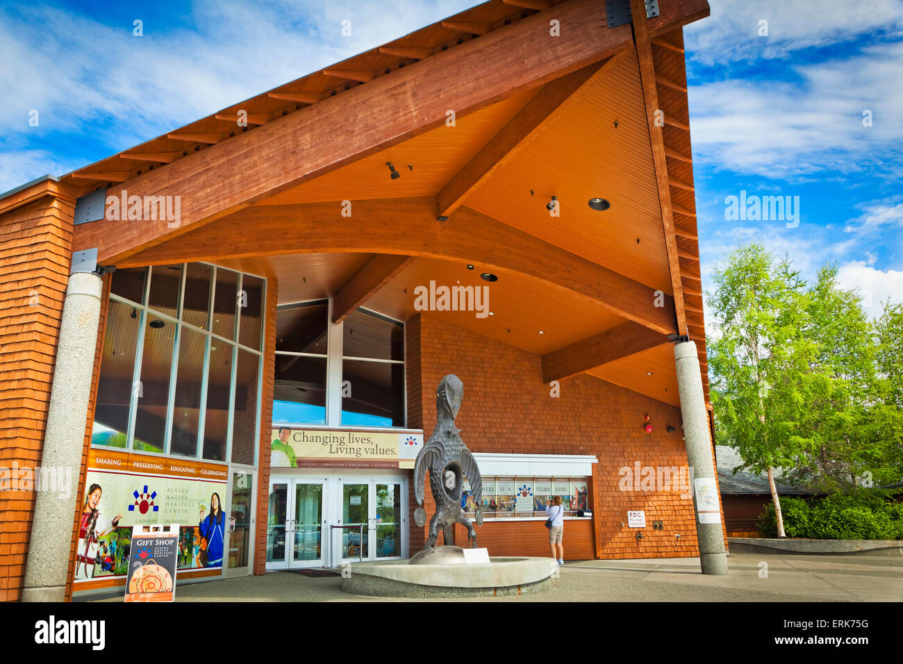 Eingang des Alaska Native Heritage Center in Anchorage, Alaska Yunan