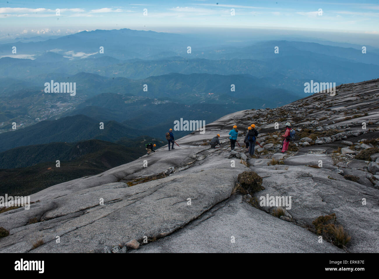 Kletterer bereitet sich Berg hinunter via Feratta, Low ´s Peak, Mount Kinabalu Klettern Sabah, Borneo, Malaysia Stockfoto