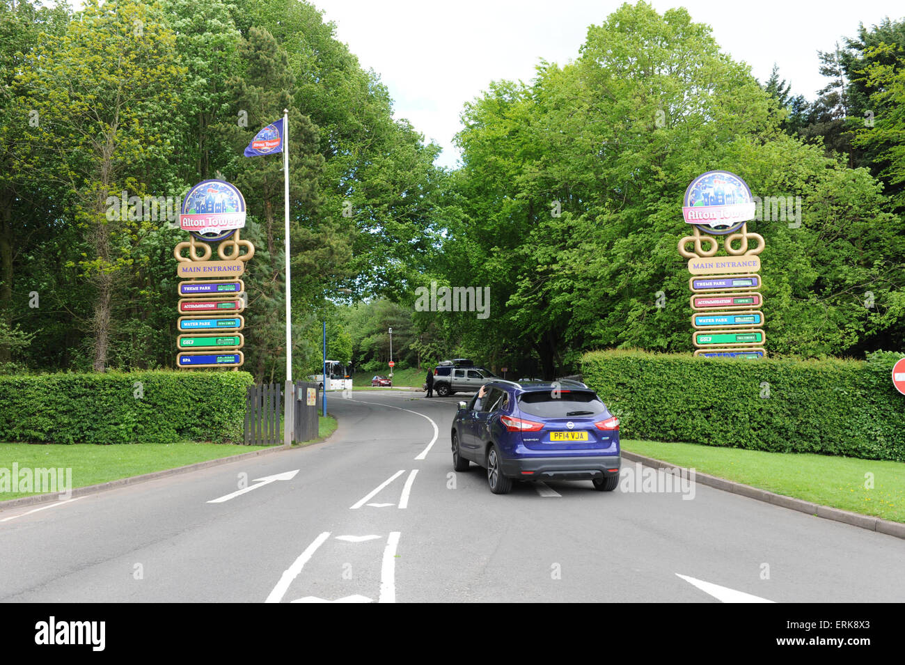 Alton Towers Themenpark, Staffordshire. VEREINIGTES KÖNIGREICH. 2. Juni 2015. Ein Pkw mit 16 Personen stürzt eine leere Wagen auf das Smiler Achterbahnfahrt. 4 Personen werden schwer verletzt. Polizei und Krankenwagen-Service-Fahrzeuge und Personal ankommen und vom Mitarbeiter Eingang in den Park zu verlassen. Bildnachweis: Richard Grange/Alamy Live-Nachrichten Stockfoto