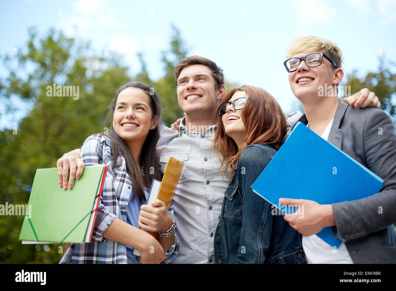 Gruppe von glücklichen Studenten mit Ordnern im freien Stockfoto