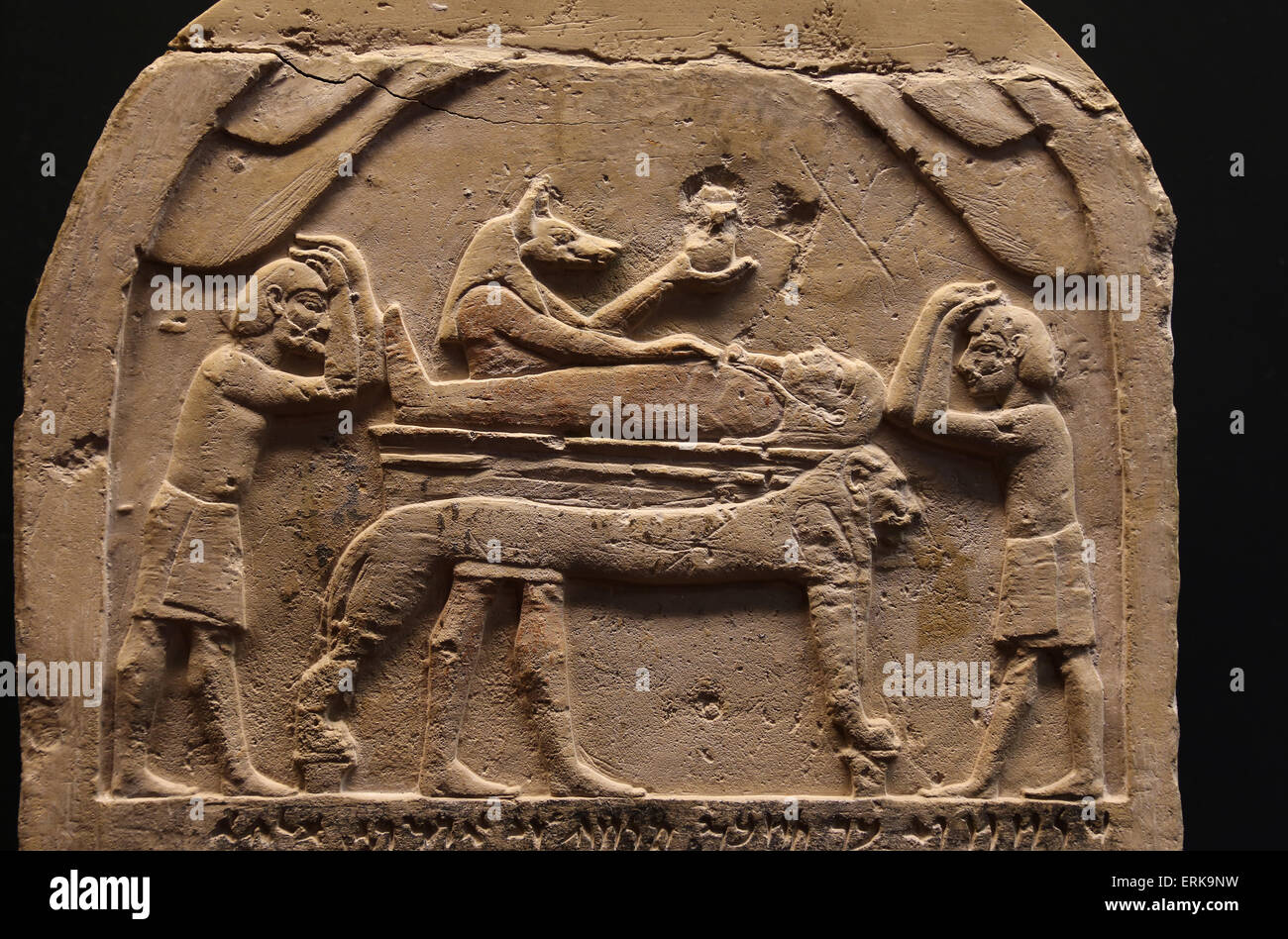 Funerary Stele des Ankh-Hapi (mit einer aramäischen Inschrift). Anubis, die Teilnahme an der Mumie des Verstorbenen. Kalkstein. Memphis. 27 Dy Stockfoto