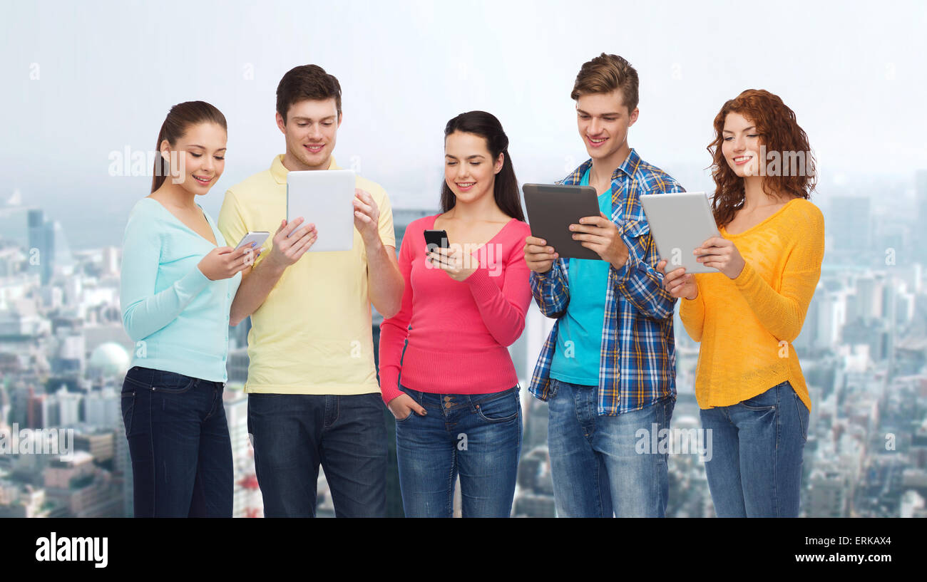 Gruppe von Jugendlichen mit Smartphones und Tablet-pc Stockfoto
