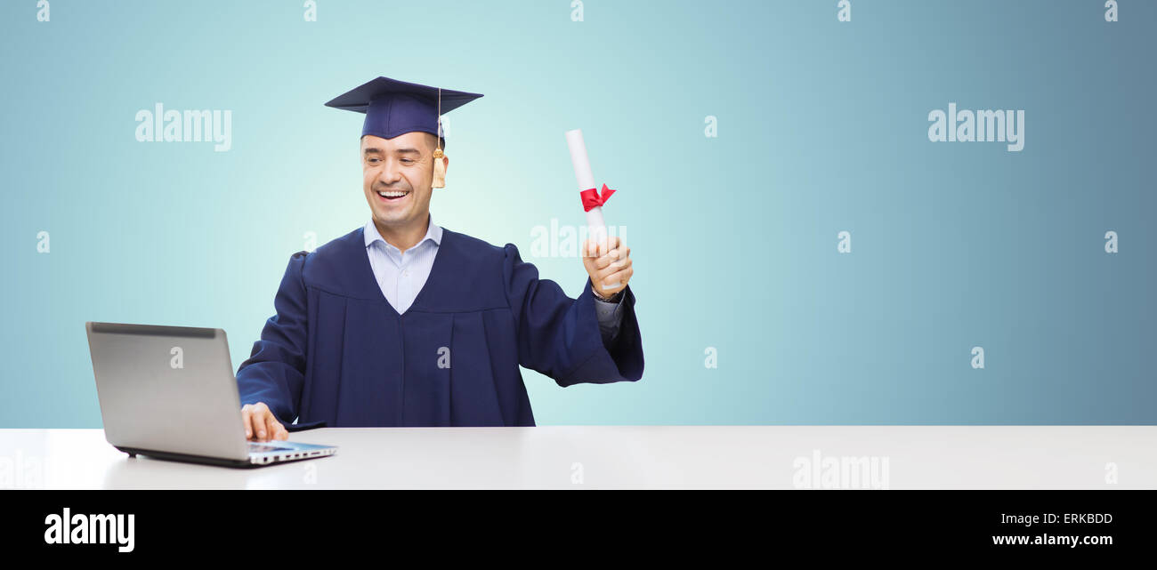 lächelnde Erwachsene Schüler in Quaste mit Diplom Stockfoto