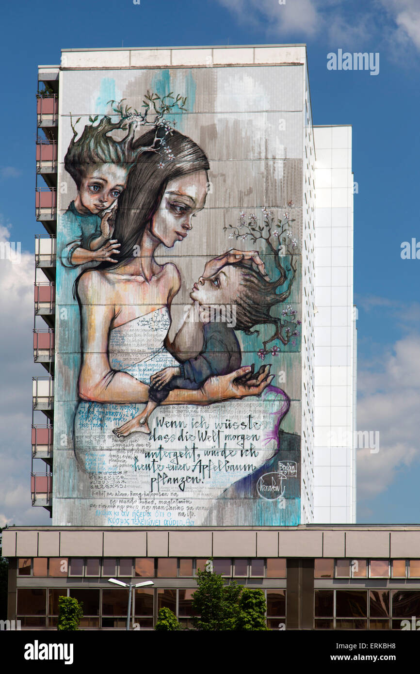 Wohnhaus mit Graffiti über neun Etagen, Greifswalderstraße, Berlin, Deutschland Stockfoto