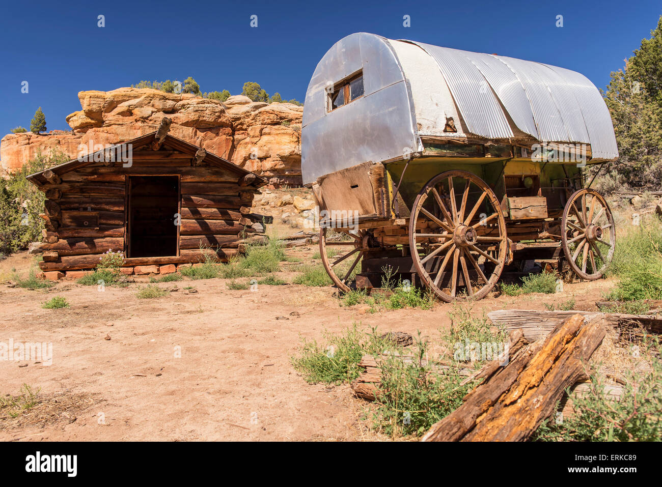 Wilder Westen, Pferdewagen, Holzhütte, westliche Siedlung, Dinosaur National Monument, Echo Park Road, Maybell, Colorado, USA Stockfoto