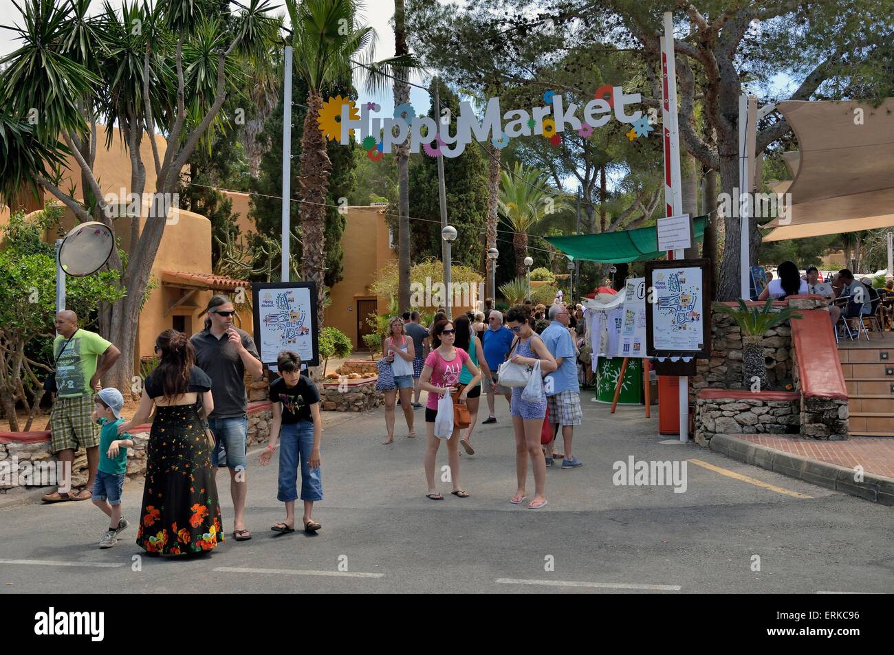 Eingang zum wöchentlichen Hippiemarkt, Punta Arabi, Ibiza, Balearen, Spanien Stockfoto