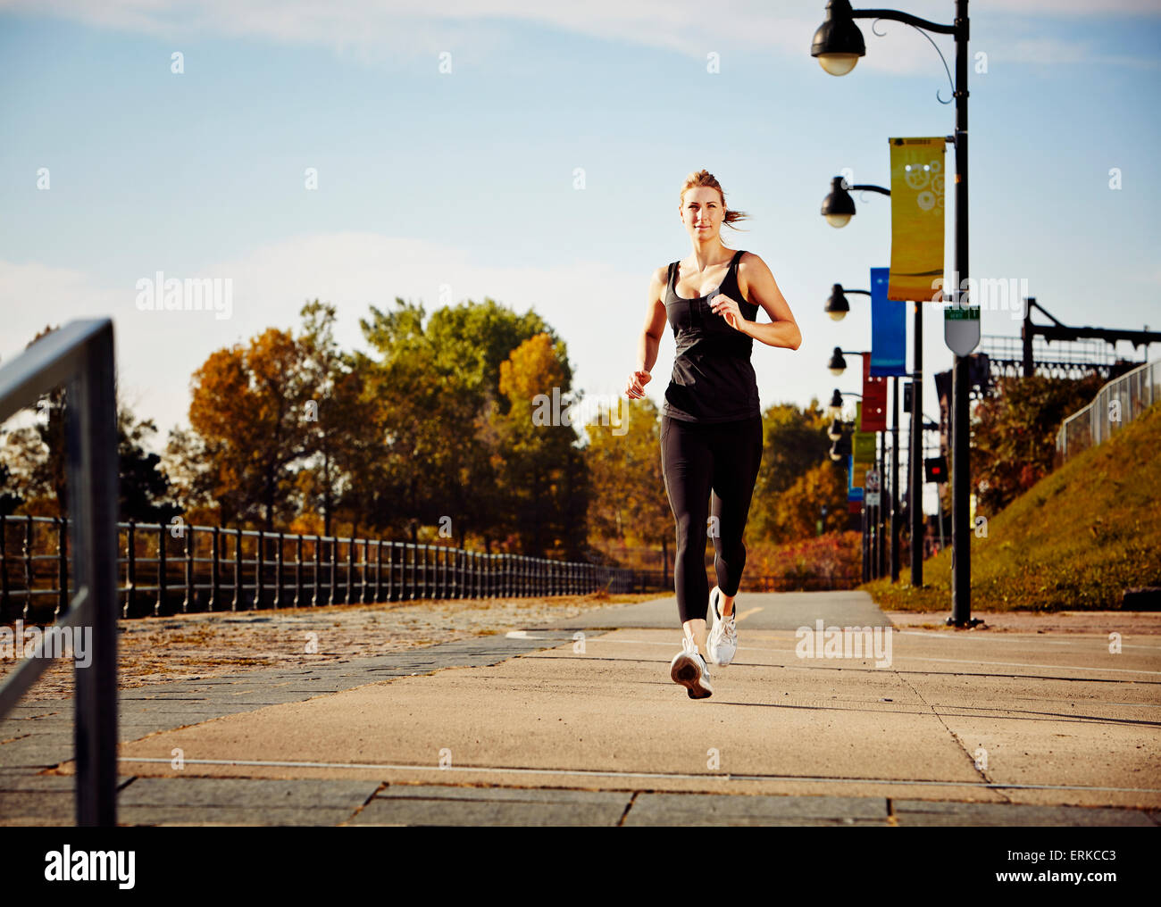 Frau, gehen, laufen auf einem Bürgersteig im Herbst; Montreal, Quebec, Kanada Stockfoto