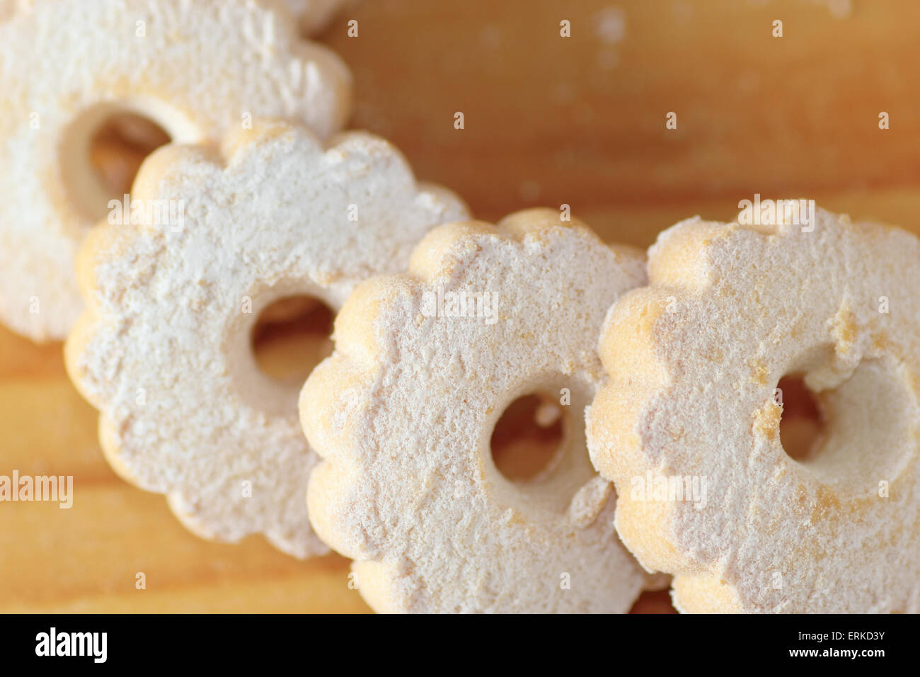 Anordnung der italienischen Butterplätzchen auf einem Holztisch. Enttäuscht sind Süßigkeiten aus nördlichen Regionen Italiens. Stockfoto