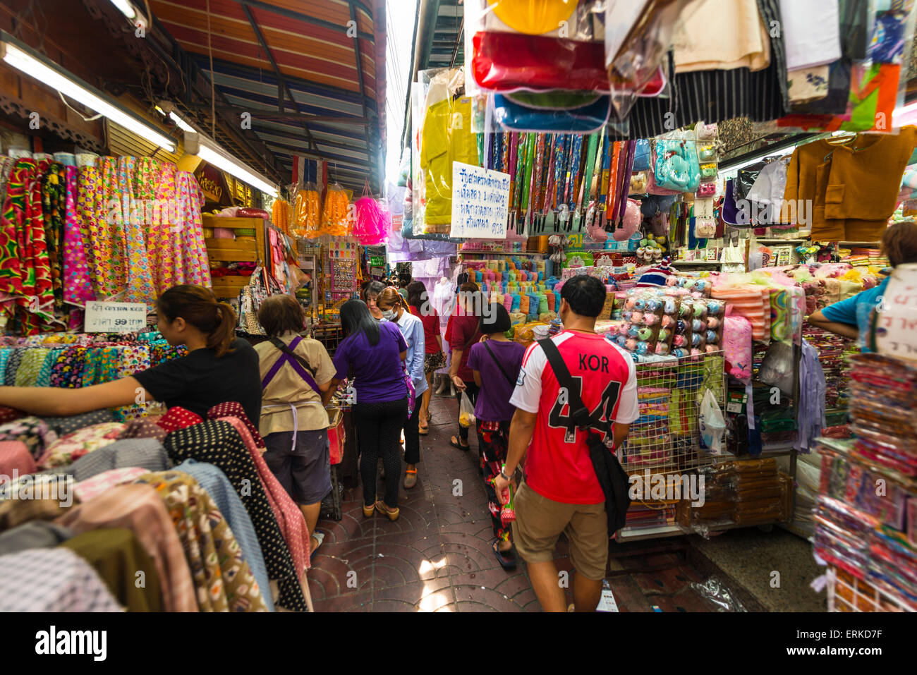 Markt Straße mit Verkaufsständen, Kleidung, Bangkok, Thailand  Stockfotografie - Alamy