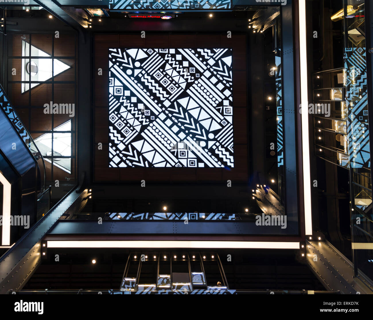 Dekorative Deckenplatten im Siam Center, moderne shopping Mall, Siam Square, Bangkok, Thailand Stockfoto