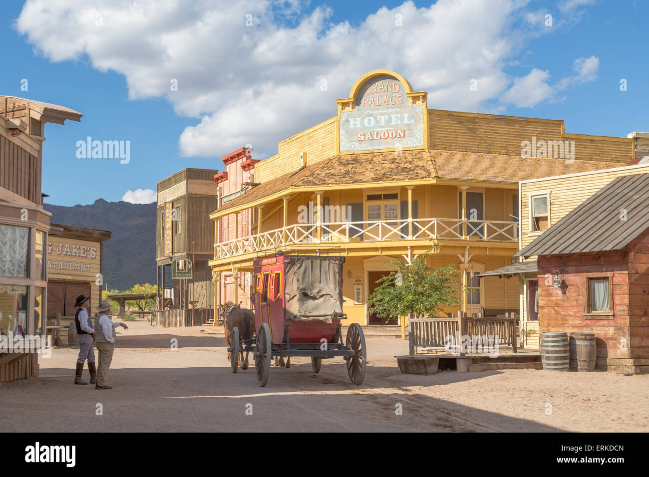 Wildwest-Landschaft, großes Hotel, historisch gekleidet Passanten an der Front, Old Tucson Studios, Tucson, Arizona, USA Stockfoto