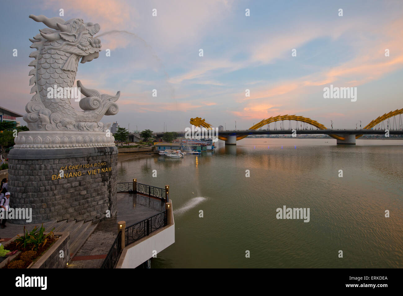Drachenbrücke, Cầu Rồng, über den Han-Fluss, Danang, Da Nang, Zentral-Vietnam, Vietnam Stockfoto