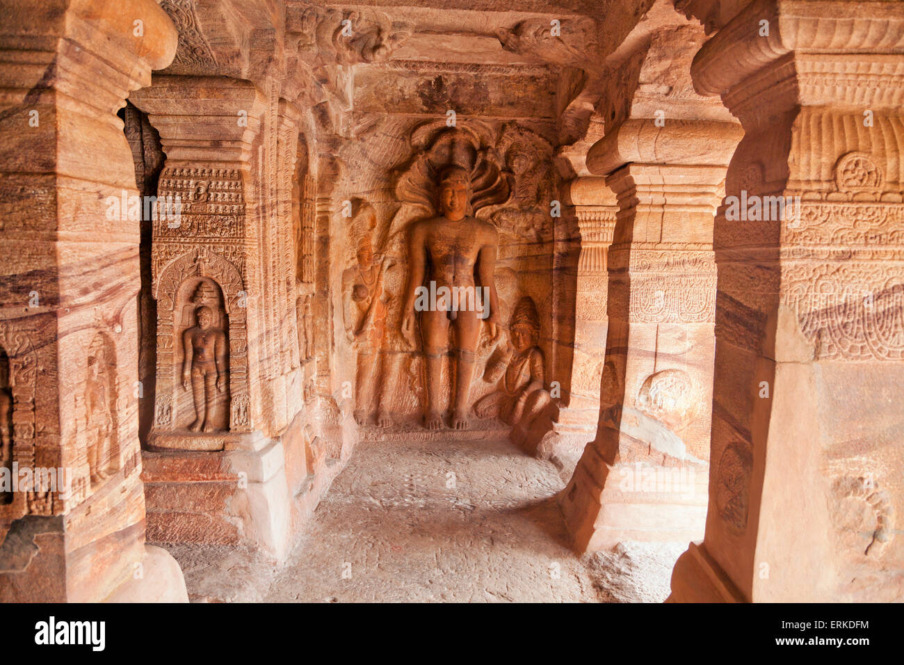 Linderung von Jain Tirthankaras in der Höhle Nr. 4 Höhlentempel von Badami, Karnataka, Indien Stockfoto